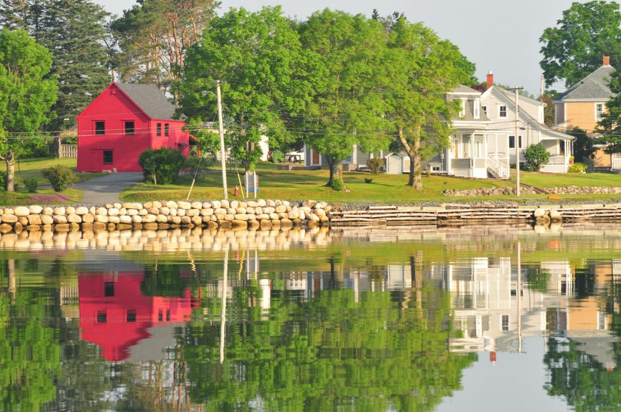 Smugglers Cove Inn Lunenburg Exterior photo